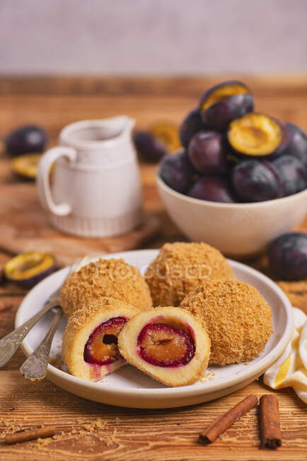 Boulettes sucrées aux prunes garnissant de sucre et de cannelle saupoudrer — Photo de stock