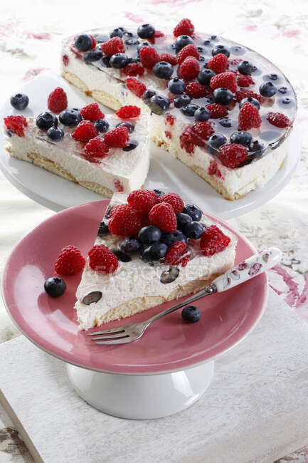 Gâteau au yaourt froid avec biscuits, gelée et fruits frais — Photo de stock