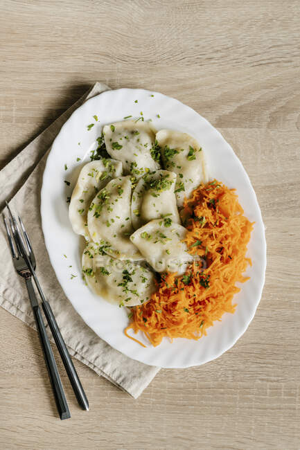 Польське м'ясо pierogi з морквяним гарніром — стокове фото