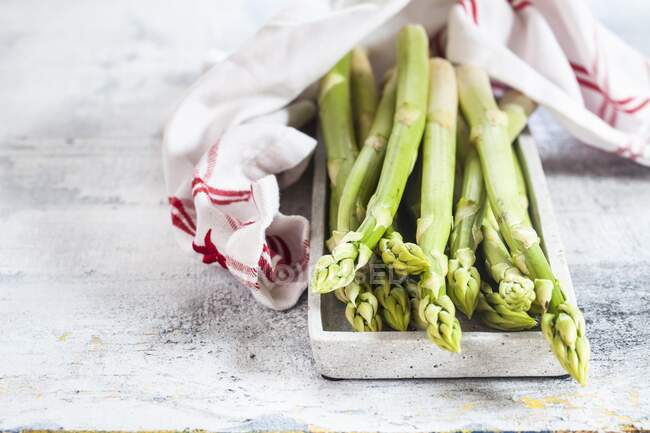 Fresh green asparagus with a tea towel — Stock Photo