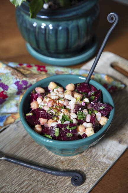 White bean salad with beets — Stock Photo