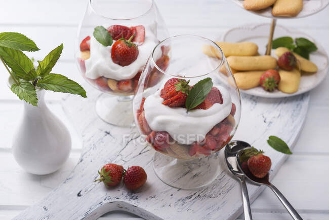 Strawberry dessert with yoghurt cream in glasses — Stock Photo
