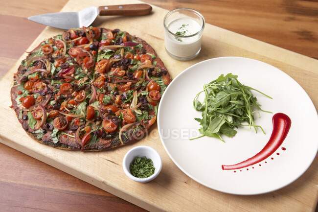 Pizza vegetal com tomate cereja — Fotografia de Stock