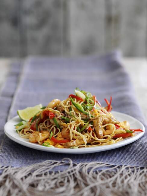 Singapore noodles with shrimps, pork and vegetables (China) — Stock Photo