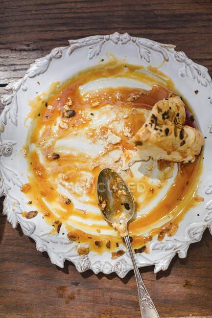 Caramel sauce and the remains of a cake on a plate — Stock Photo