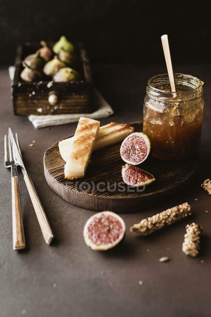 Gegrilltes Brot mit Feigen und Feigenmarmelade im Glas — Stockfoto