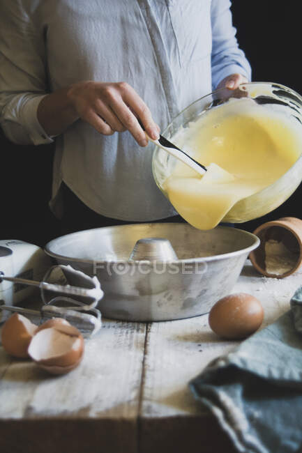 Préparation de pâte sucrée pour un gâteau — Photo de stock