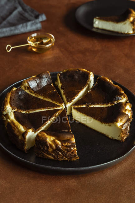 Baskische verbrannte Käsekuchenstücke auf schwarzem Teller — Stockfoto
