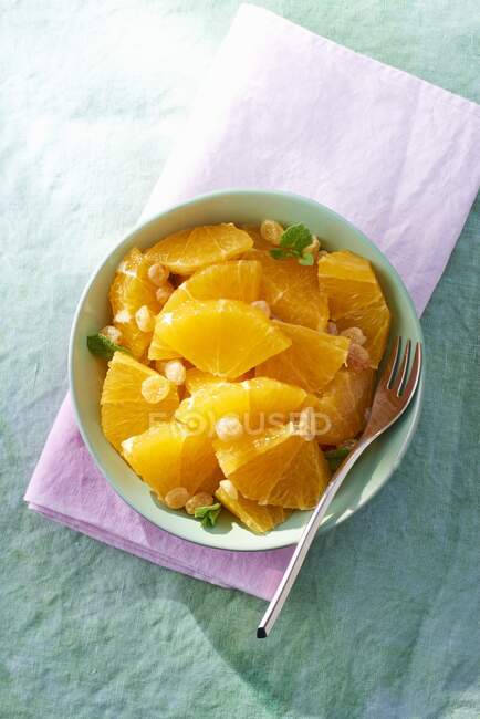 Primer plano de deliciosa ensalada de naranja - foto de stock