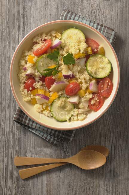 Couscous mit Zucchini, Tomaten, Paprika und Naivität — Stockfoto