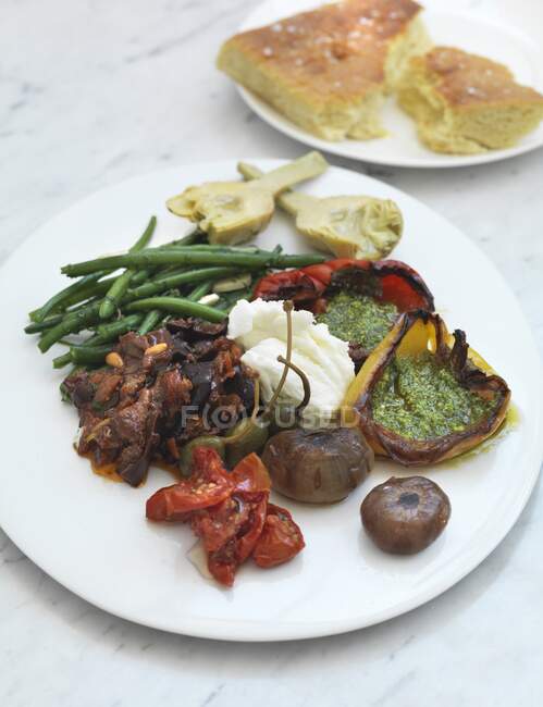 An antipasti platter with vegetables and mozzarella — Photo de stock