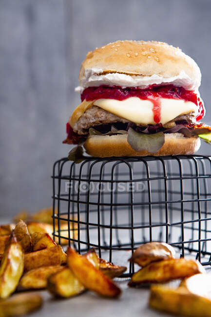 Primo piano colpo di delizioso cheeseburger con prugne — Foto stock