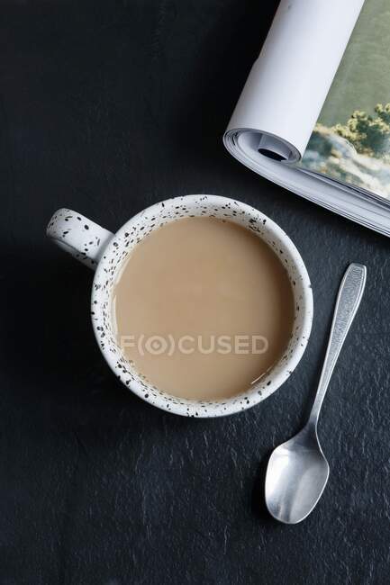 Primer plano de deliciosa taza de té - foto de stock