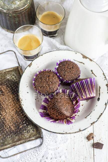 Primer plano de deliciosos mini magdalenas de chocolate con café - foto de stock