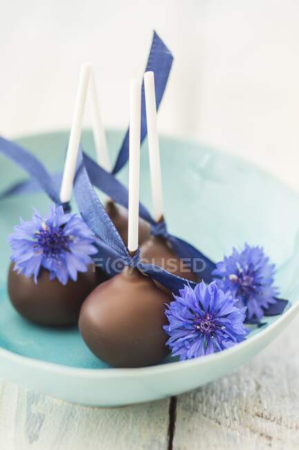 Cake pops with cornflowers — Stock Photo