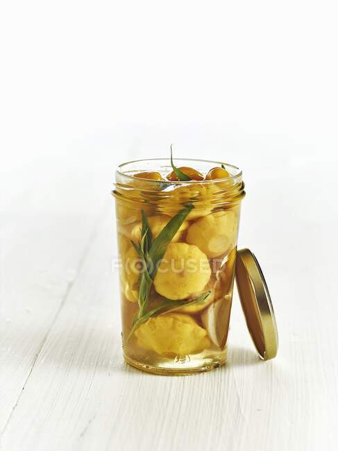 Lacto fermented patty pan squash with onions and tarragon — Stock Photo