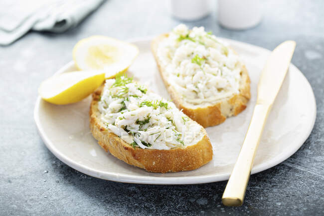 Crab meat and dill toast with lemon — Stock Photo