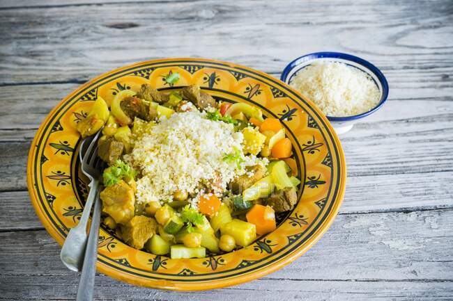 Couscous mit Huhn und Gemüse — Stockfoto