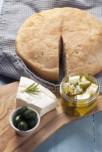 Сыр фета, маринованный в оливковом масле и травах с пита — стоковое фото