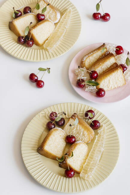 Vanilla BUndt cake with cherries — Stock Photo