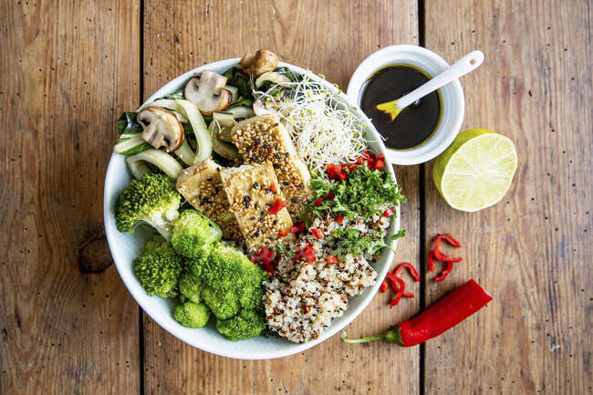 Quinoa-Schüssel mit Brokkoli und Mangold — Stockfoto