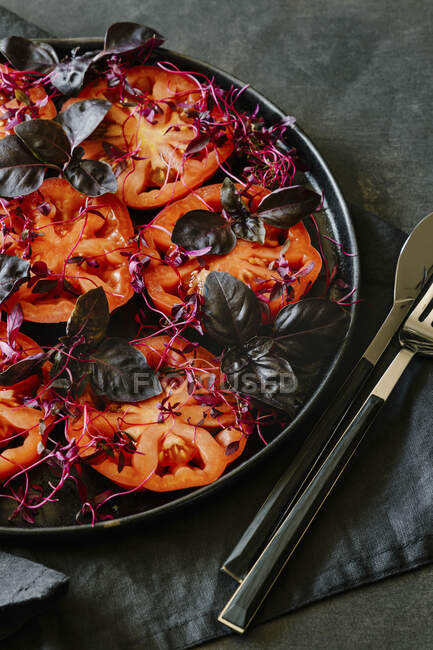 Salad made with beefsteak tomatoes, amarantus sprouts and purple basil — Stock Photo