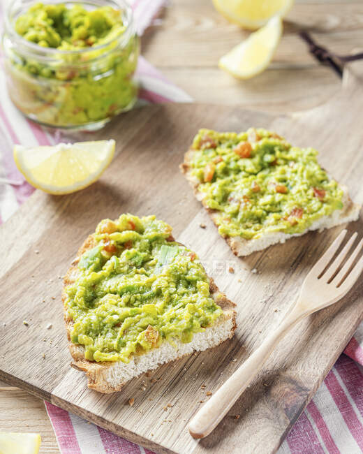 Homemade guacamole with avocado and spinach — Stock Photo