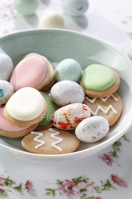Пасхальне печиво та солодкі яйця — стокове фото