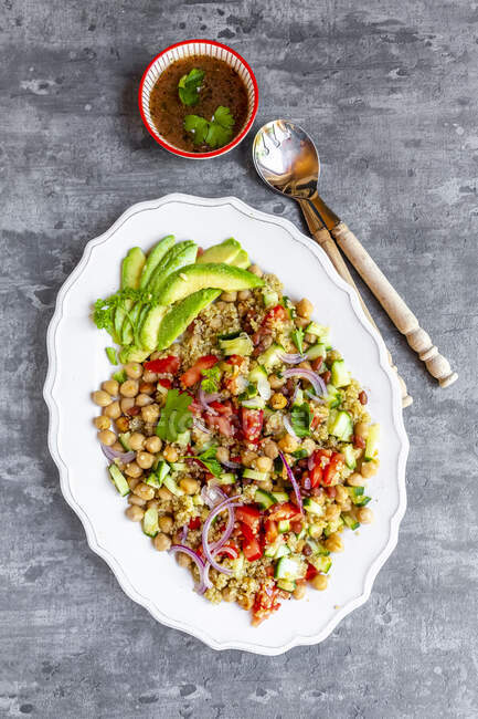 Salade de quinoa aux pois chiches, avocat, concombre et tomates — Photo de stock