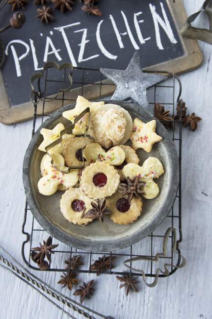 Un plateau de biscuits mélangés pour Noël — Photo de stock