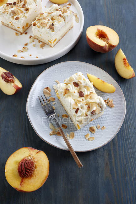 Cremiger Kuchen mit Pfirsichstücken und Mandeln — Stockfoto