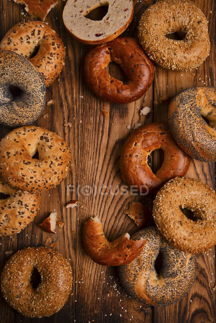 Bagels with poppy seeds on wooden background — Stock Photo