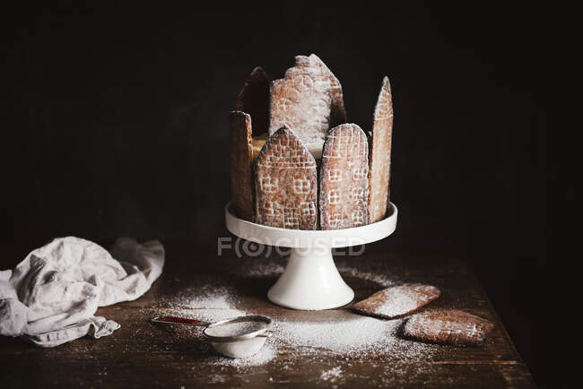 Torta al cioccolato fatta in casa con zucchero a velo e polvere — Foto stock