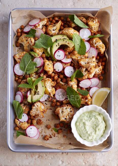Fried cauliflower with chickpeas — Foto stock