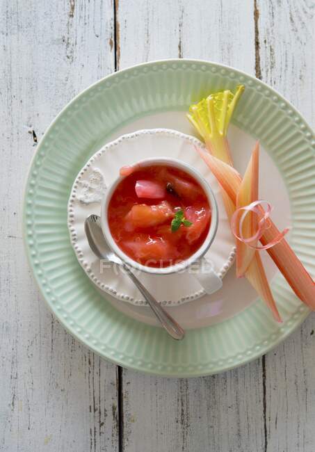 Compote de rhubarbe dans une tasse — Photo de stock