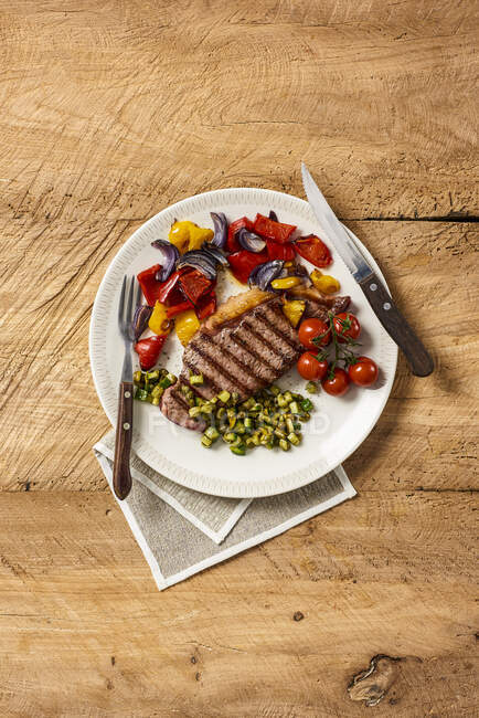 Rindersteak mit gebratenem Gemüse und Salsa — Stockfoto