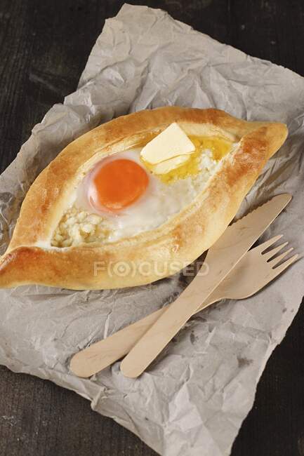 Khachapuri: yeast bread with cheese, liquid egg and butter — Stock Photo