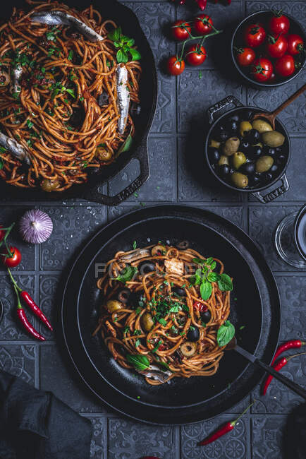 Espaguetis allá puttanesca, cocina italiana - foto de stock