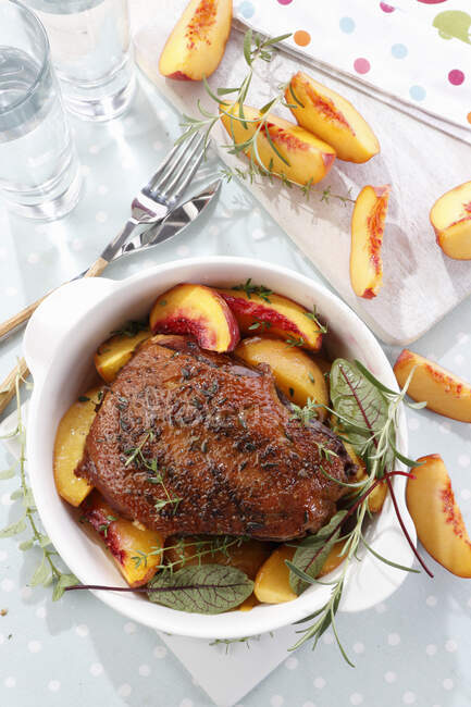 Baked goose breast in a sauce with pieces of peaches — Stock Photo