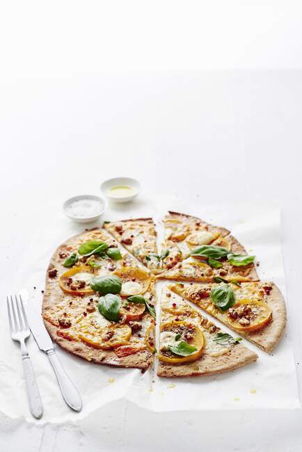 Домашняя пицца без глютена с хурмой, козьим сыром и базиликом — стоковое фото
