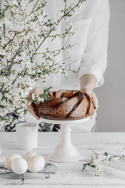 Torta di Pasqua in mani femminili — Foto stock