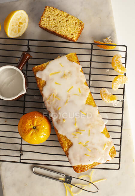 Pastel de mandarina con hielo en la parte superior - foto de stock