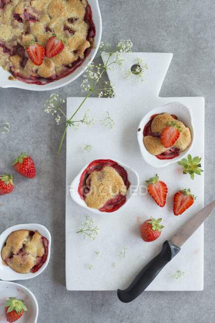 Small strawberry gratins close-up view — Stock Photo