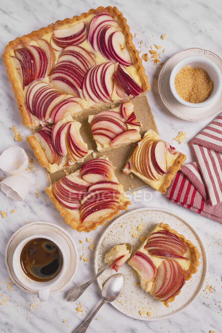 Torta con budino alla vaniglia e fette di mela — Foto stock