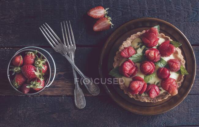 Hausgemachte Torte mit Erdbeeren und Vanillepudding — Stockfoto