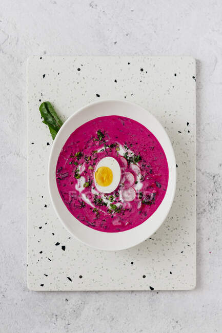 Cold beetroot soup with radish and cooked egg — Stock Photo