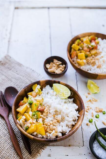 Rice salad with mango, peanuts and lime — Stock Photo