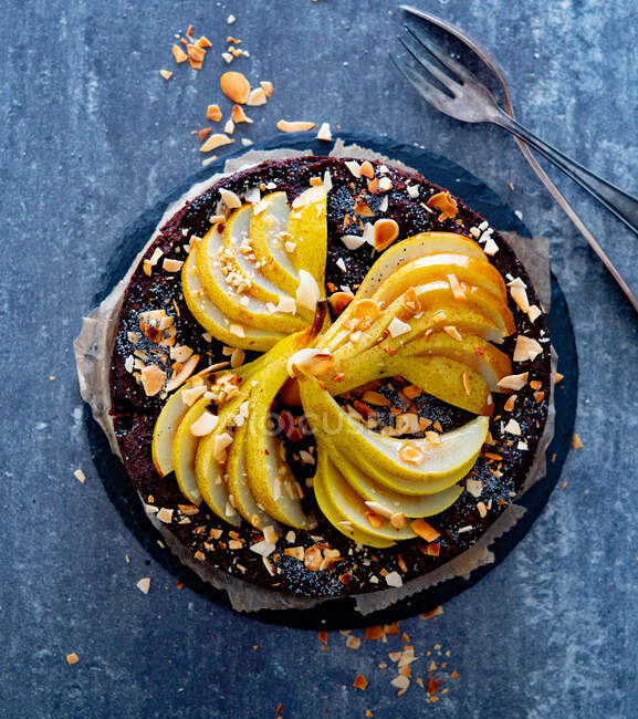 Pear and poppy seed cake with almonds — Stock Photo