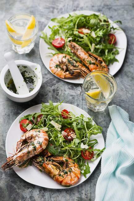 Fried prawns and rocket salad with tomatoes — Stock Photo