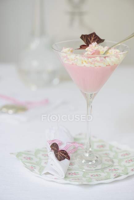 Rosafarbenes Sahnedessert mit Schlagsahne im Cocktailglas — Stockfoto